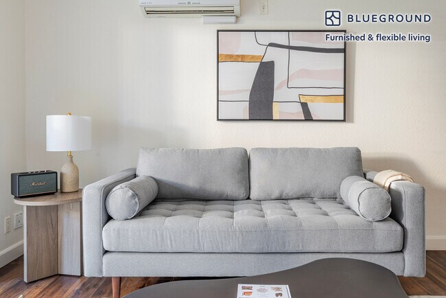 Foto del edificio - 900 Pepper Tree Ln