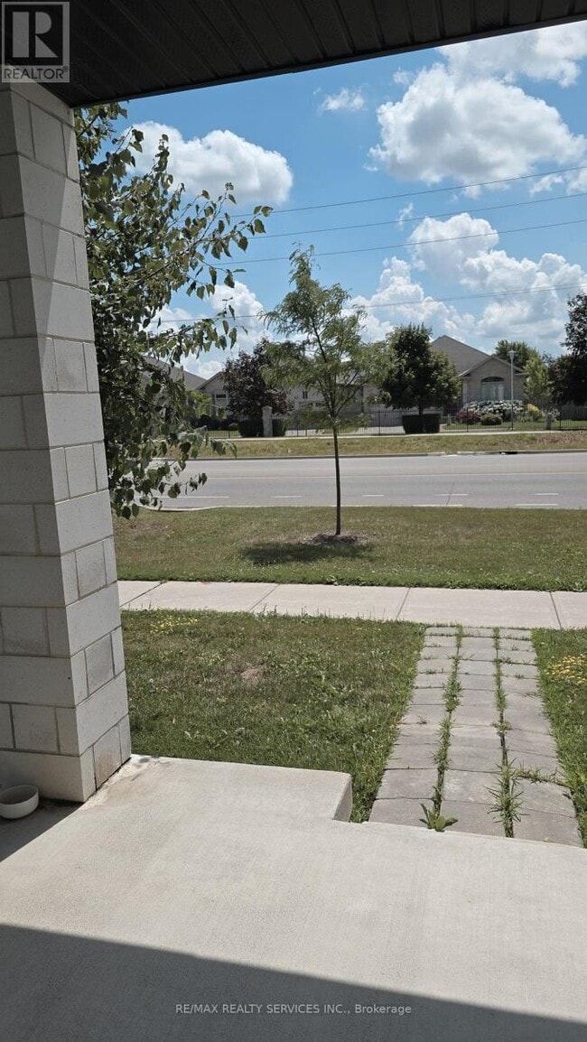 Building Photo - 895 Sarnia Rd