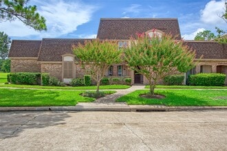 Building Photo - 2621 Yorktown Ln