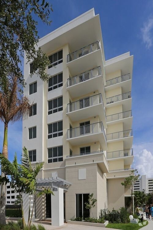 Building Photo - 805 N Olive Ave