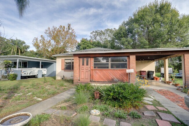 Building Photo - 913 Essex Pl