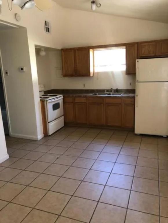 Building Photo - 522 S Mesa Dr