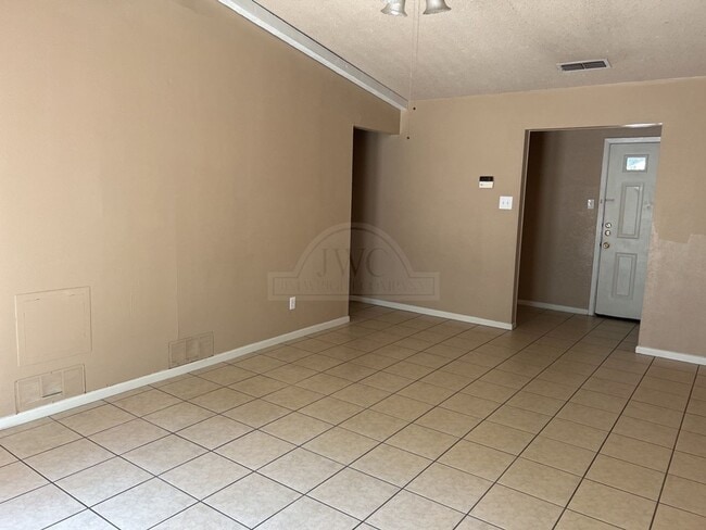 Building Photo - 2404 Carnation Dr