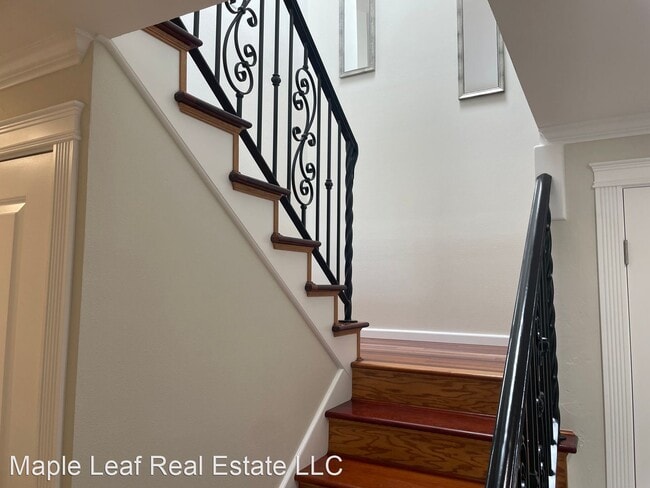 Building Photo - 2 br, 2.5 bath House - 1028 Lakeview Blvd ...