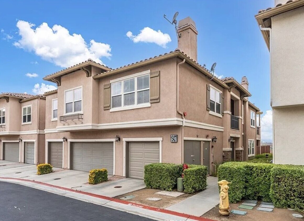Foto principal - Stylish 2 Bed/2 Bath Condo with Balcony An...