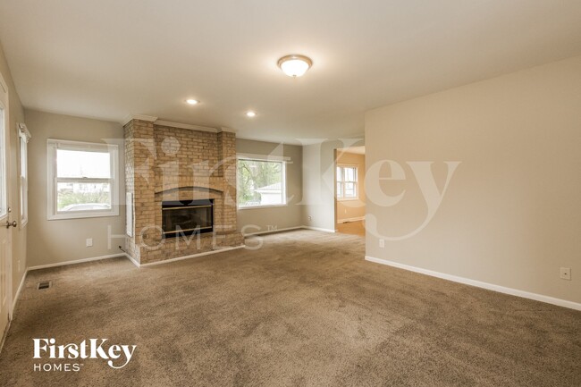 Building Photo - 611 W Oakwood Dr
