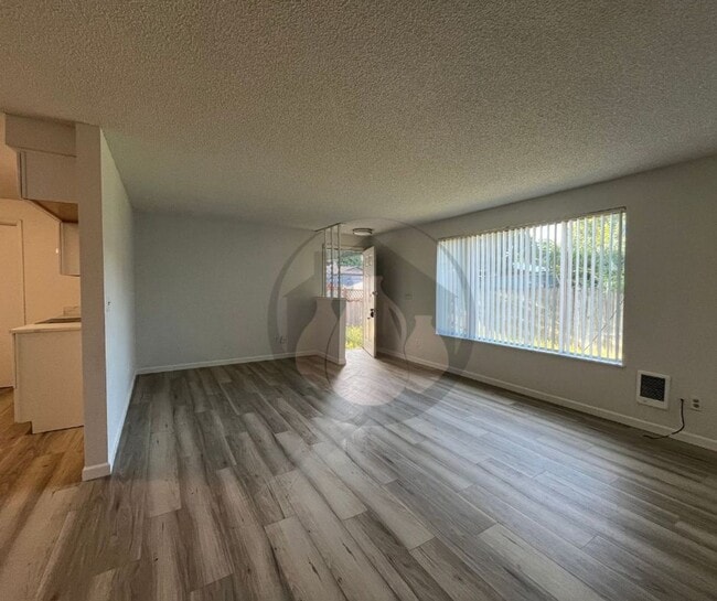 Foto del edificio - Single Level Triplex Ready to move In!