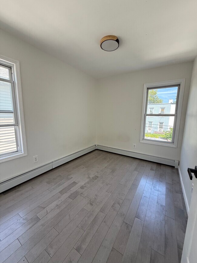 Foto del edificio - 2327 E 23rd St