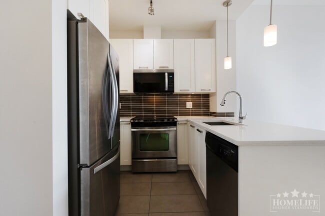 Building Photo - Beautiful 1 Bedroom Top-Floor Condo with Soaring 11-Foot Ceilings in Guildford