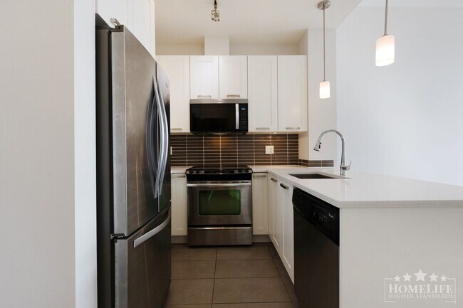 Photo du bâtiment - Beautiful 1 Bedroom Top-Floor Condo with Soaring 11-Foot Ceilings in Guildford