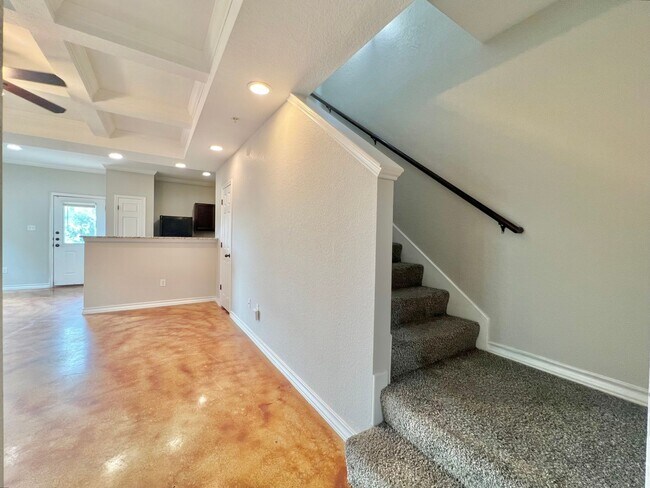 Foto del edificio - 3 bed 2.5 bath conner townhome $1,345