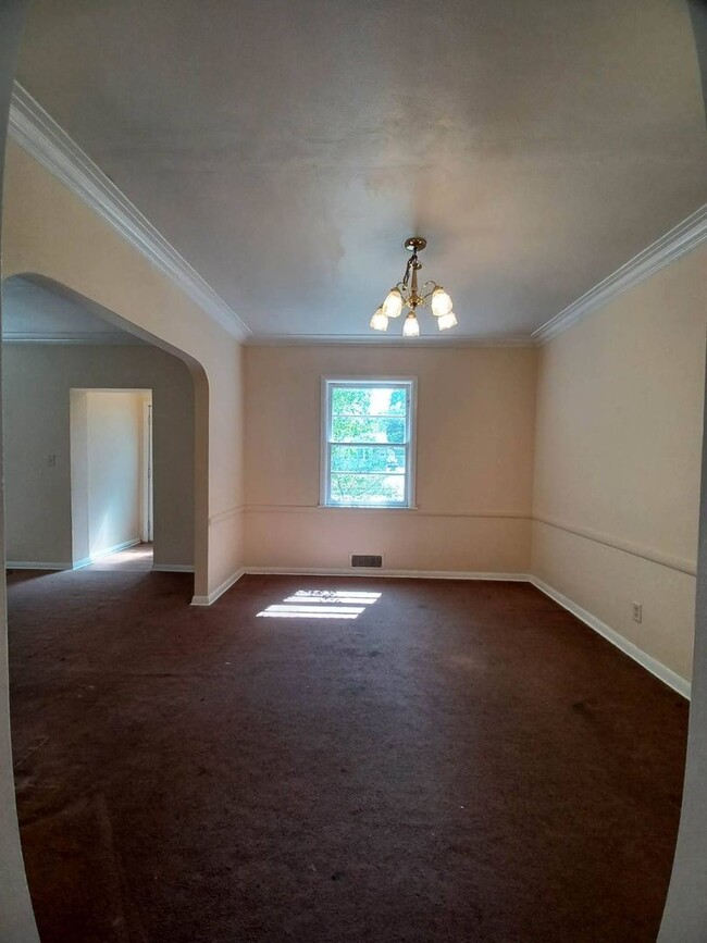 Building Photo - 4 Bedroom House with a Detached Garage