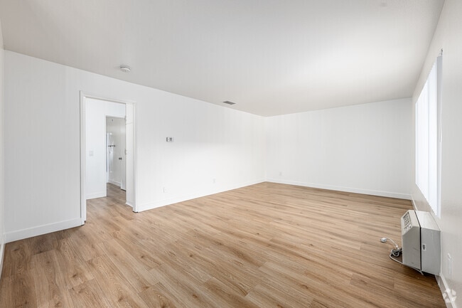 2 habitaciones, 1 baño - 965 pies cuadrados - Sala de estar - Pioneer Plaza