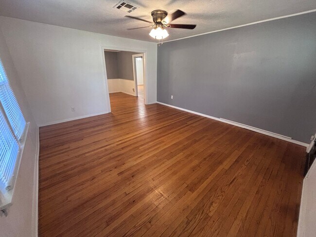 Foto del edificio - 2-bedroom 1 bathroom house with garage and washer/dryer provided