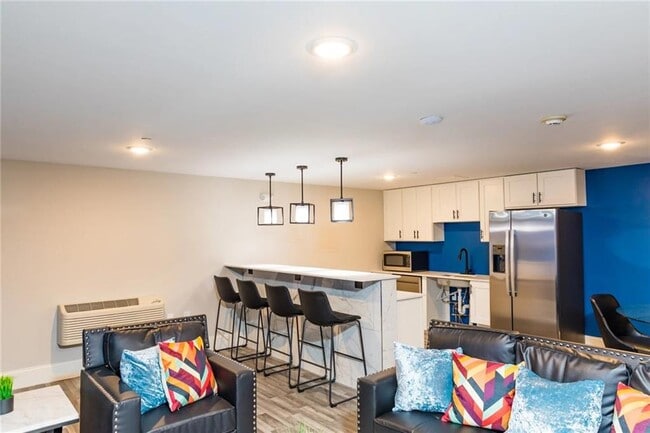 Building Photo - 101 Cedar St