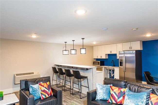 Building Photo - 101 Cedar St