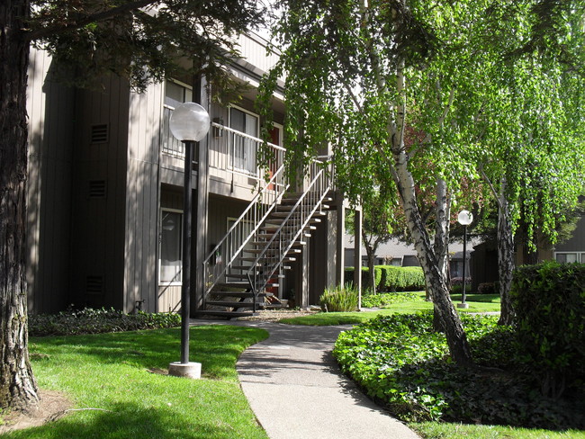 Building Photo - Lakeview Apartment Homes