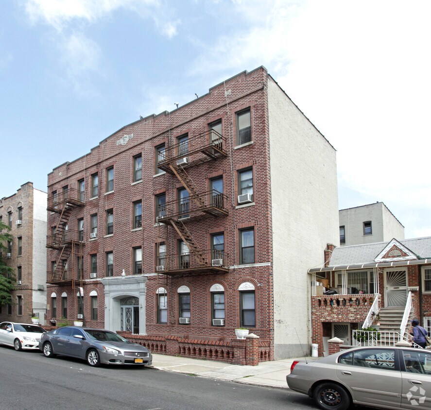 Primary Photo - Rez Court
