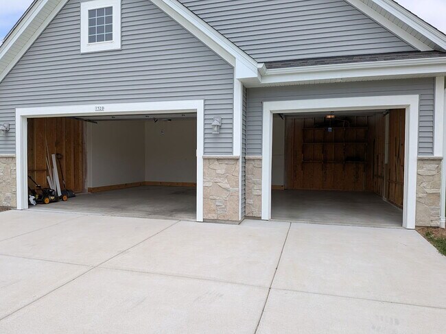 Building Photo - 1520 Foxwood Pass