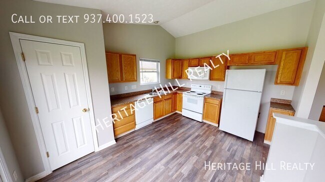 Building Photo - Spacious 3 bedroom, 2 full bath house with...