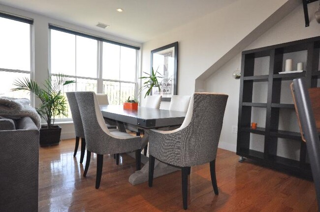 Building Photo - HOT SOUTH END LISTING!!!!!!!