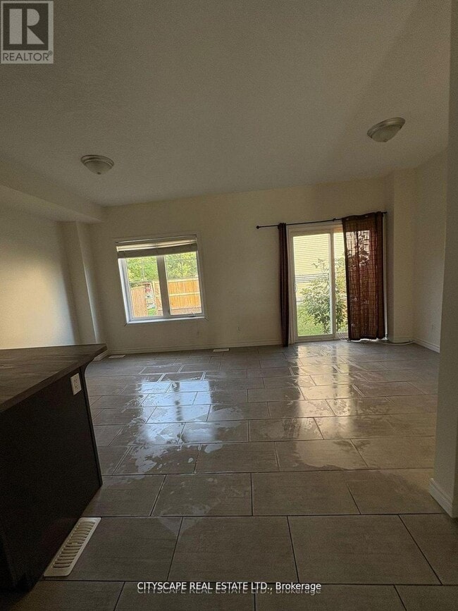 Building Photo - 18 Dufferin St