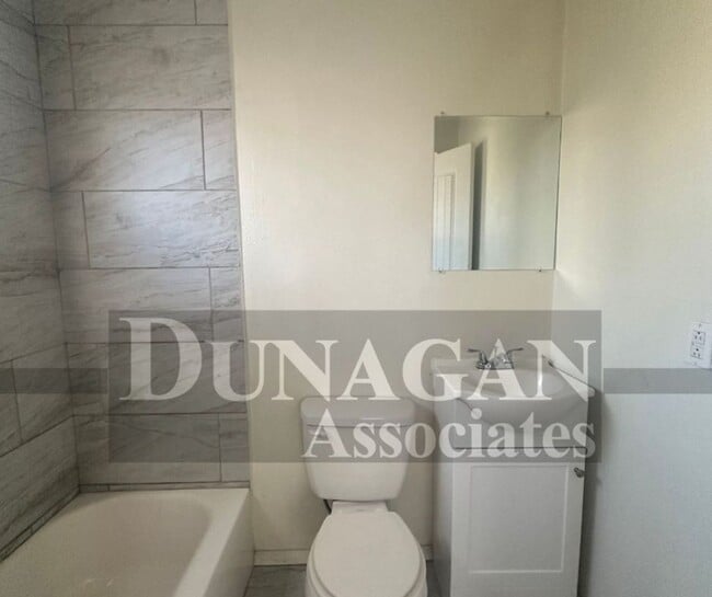Building Photo - Updated 1 bedroom, 1 bath duplex