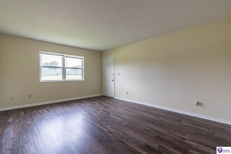 Building Photo - 390 W Elm Rd