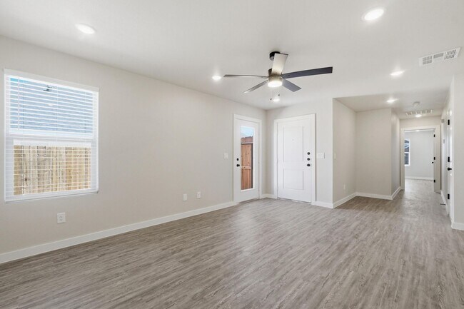 Foto del edificio - Spacious 3 Bed, 2 Bath Duplexes Near the Data Center