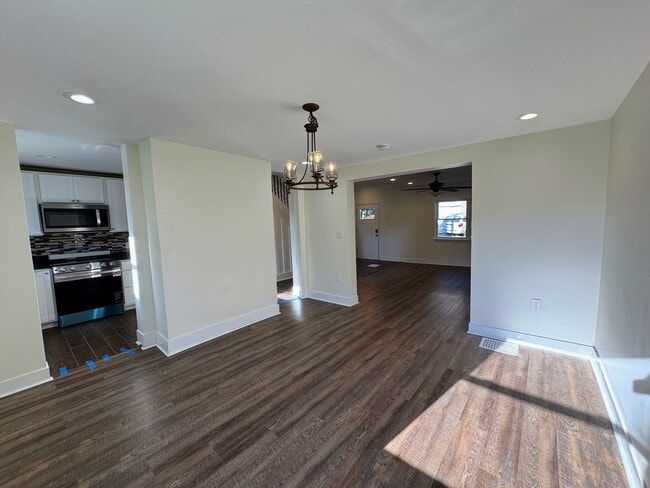 Building Photo - 3 bed 1.5 bath - freshly updated, central air, dishwasher, washer/dryer