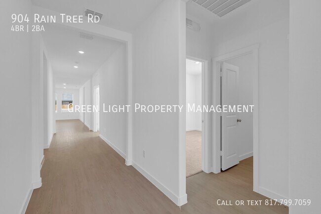 Foto del edificio - 904 Raintree Rd