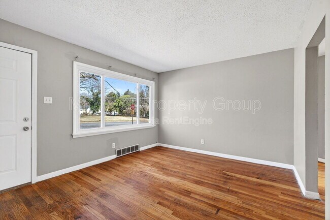 Foto del edificio - 8280 Frost Ave