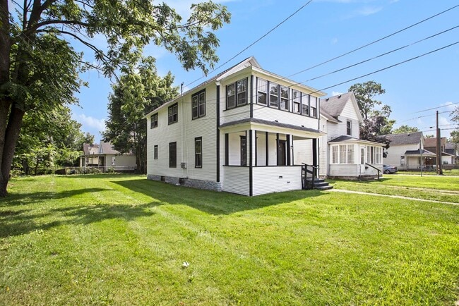 Building Photo - 198 Lathrop Ave