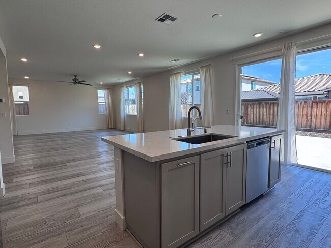 Foto del edificio - Stunning 4 Bedroom 3.5 Bath Home WITH SOLA...