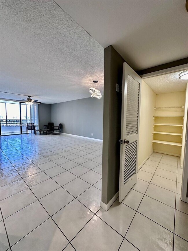 Foto del edificio - 2500 Parkview Dr