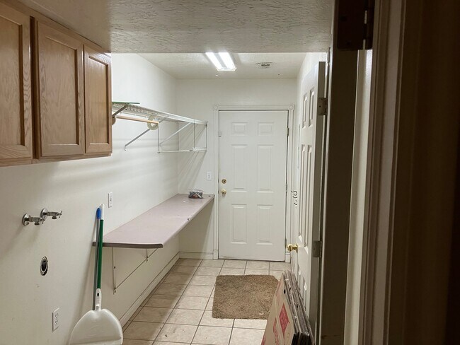 Building Photo - 386 E 1530 N