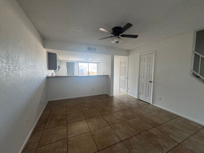 Foto del edificio - 4828 W Orangewood Ave