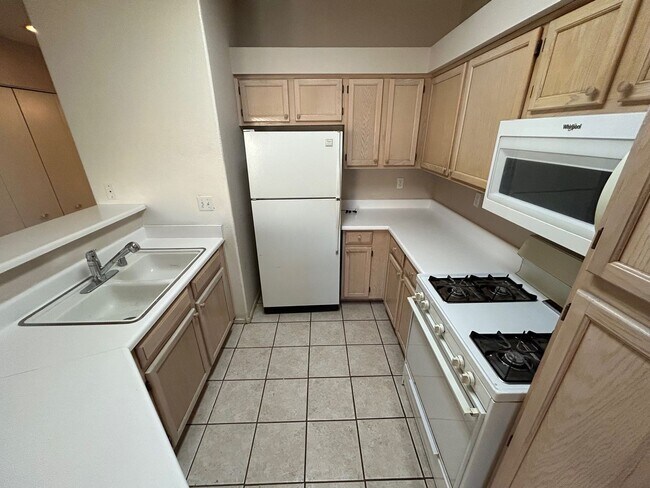 Foto del edificio - BEAUTIFUL WEST HARMON AREA CONDO LOCATED CENTRAL LAS VEGAS