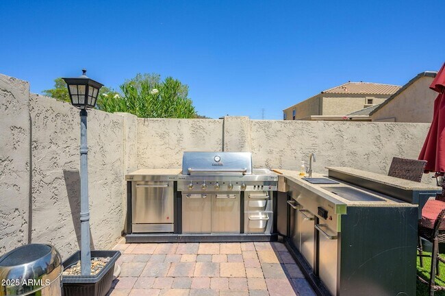 Foto del edificio - 6608 W Saguaro Park Ln