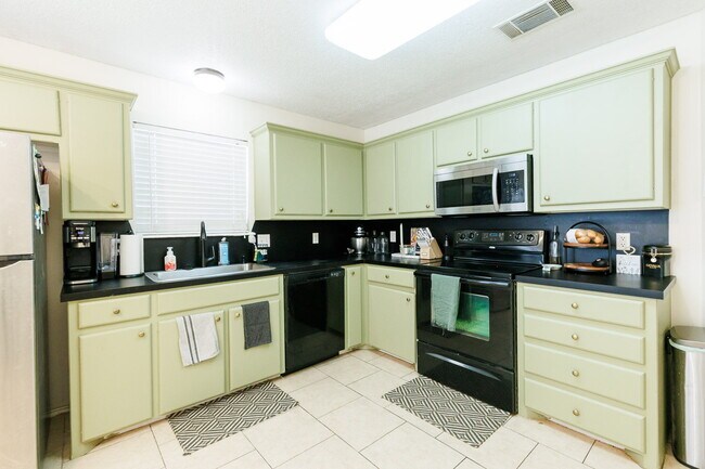 Building Photo - Charming 3-Bed, 2-Bath Home!
