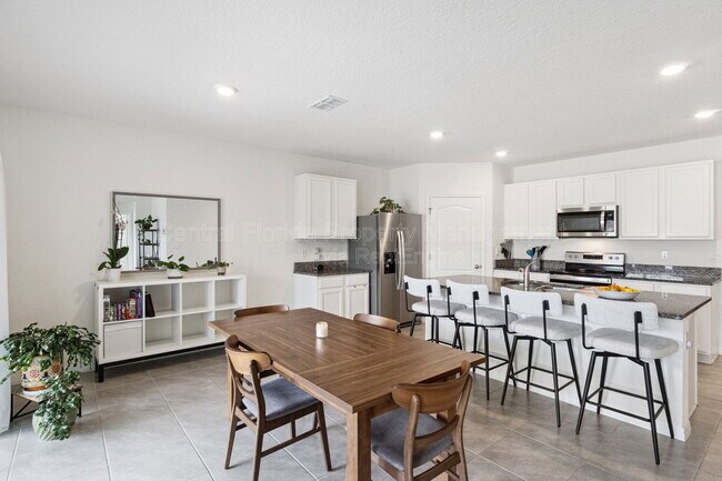 Building Photo - 5825 Arboretum St