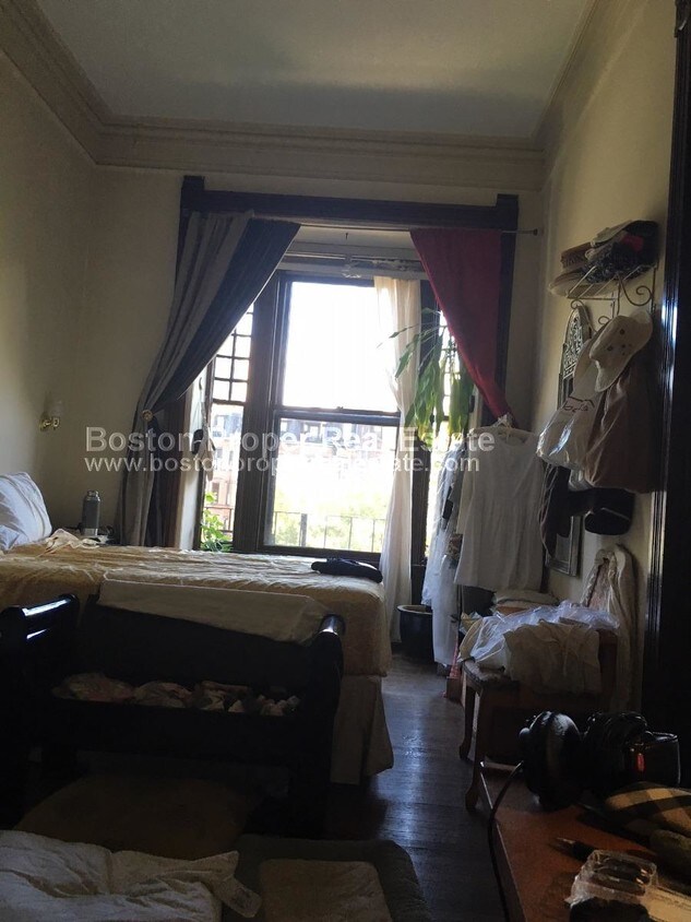 Building Photo - Super-Spacious---Dog Friendly Brownstone