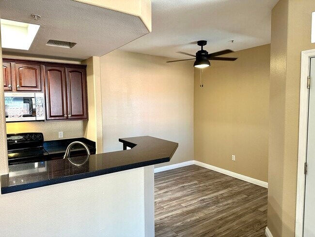 Foto del edificio - Stunning and spacious Portofino condo at Lakewood.