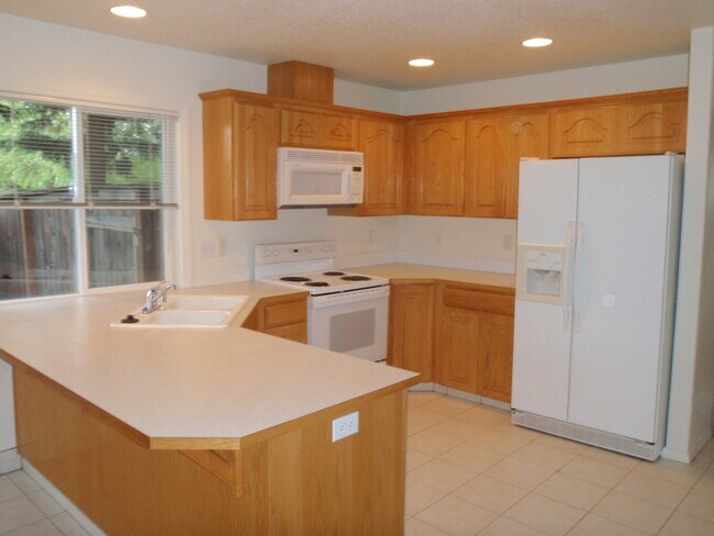 Foto del edificio - **BEAUTIFUL 3B/2.5Ba HOME IN DESIRABLE FIS...