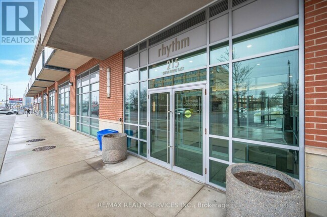 Photo du bâtiment - 215 Queen St E