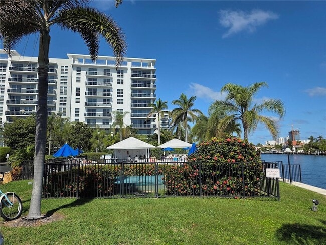 Building Photo - 6391 Bay Club Dr