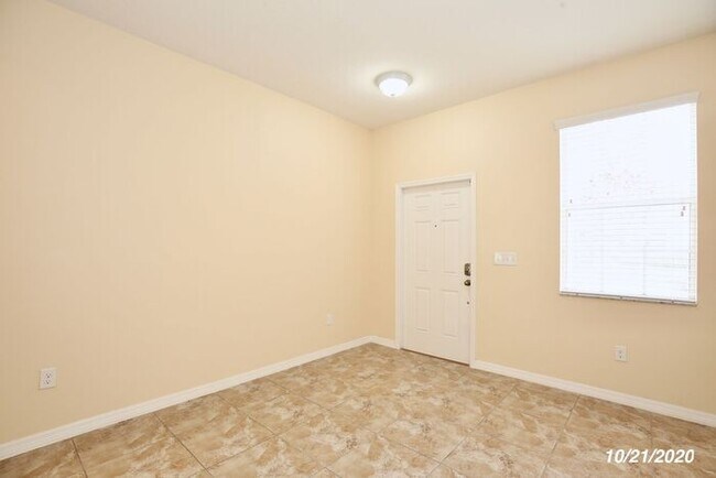 Building Photo - Beautiful 3/2.5 Townhouse located in the G...