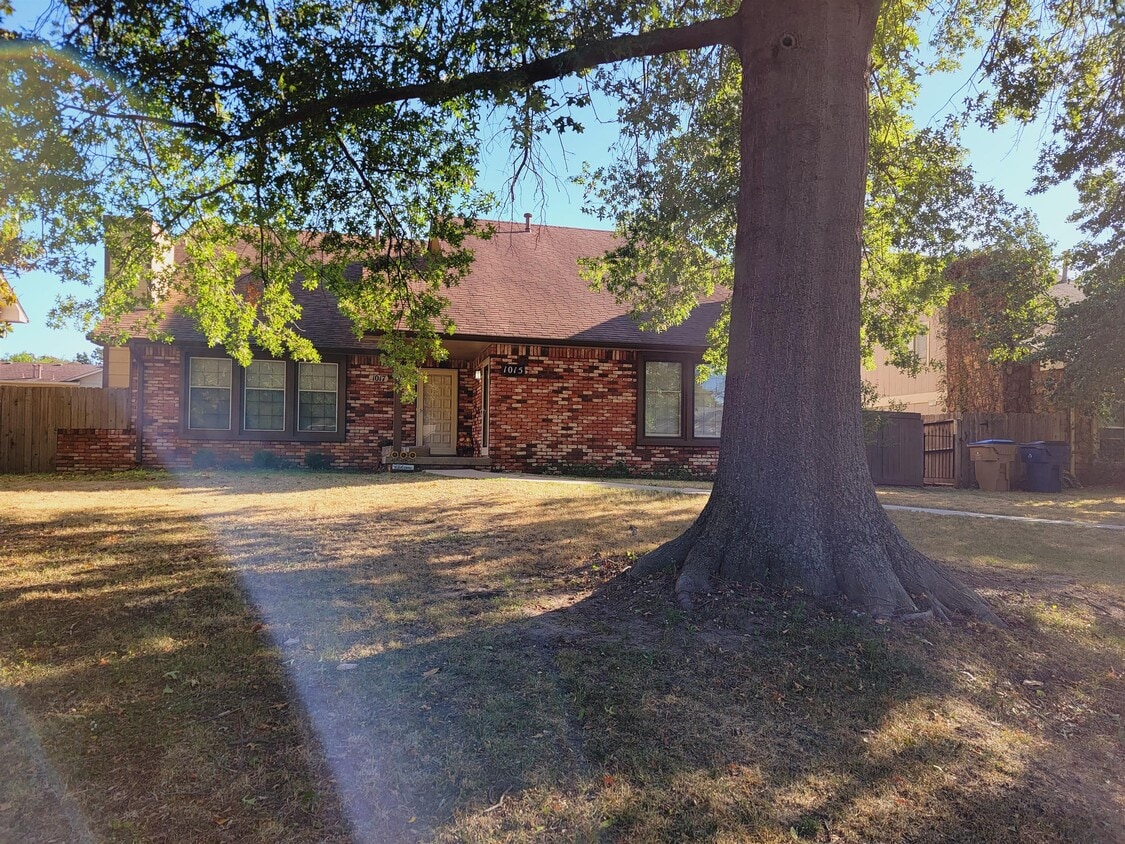 Primary Photo - 1015 E Redwood Rd
