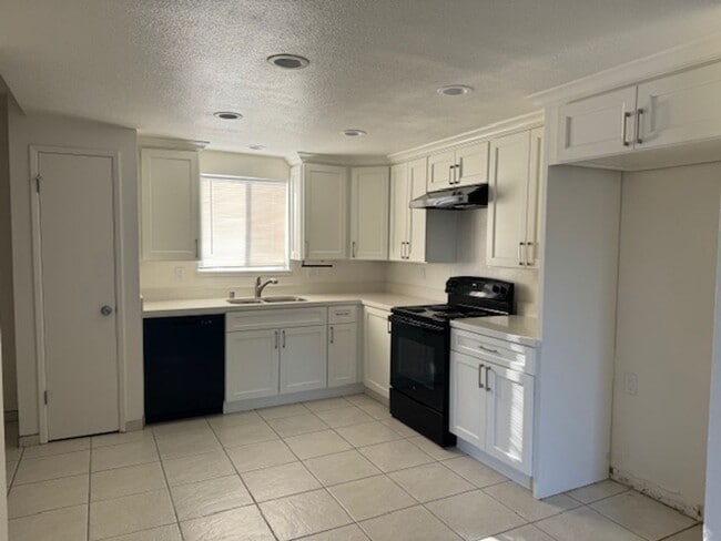 Building Photo - Beautiful Triplex in Ripon