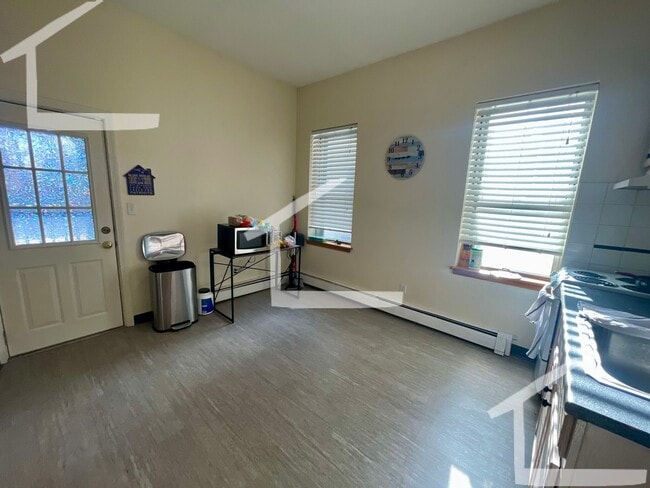 Building Photo - Charming studio